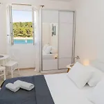 Seafront Stone With King Beds, Garden And Balcony *