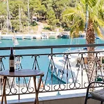 Seafront Stone With King Beds, Garden And Balcony Feriehus Stari Grad (Hvar)