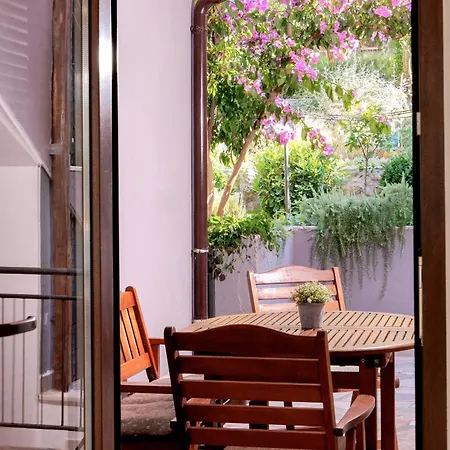 Holiday home Seafront Stone With King Beds, Garden And Balcony Stari Grad (Hvar)