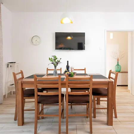 Seafront Stone With King Beds, Garden And Balcony * Stari Grad (Hvar)