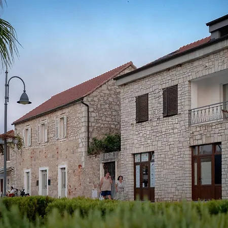 別荘 Seafront Stone With King Beds, Garden And Balcony