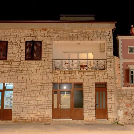 Seafront Stone With King Beds, Garden And Balcony スタリー・グラード