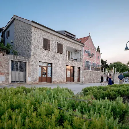 Seafront Stone With King Beds, Garden And Balcony スタリー・グラード