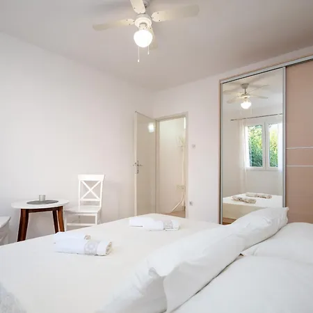 Seafront Stone With King Beds, Garden And Balcony Holiday home *