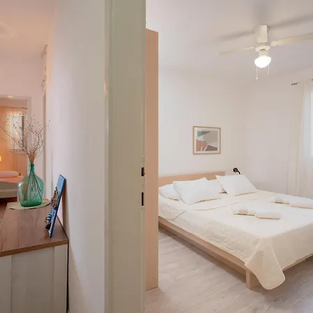 Seafront Stone With King Beds, Garden And Balcony Holiday home *