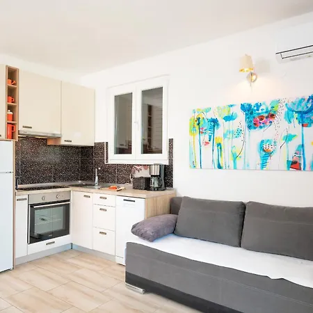 Holiday home Seafront Stone With King Beds, Garden And Balcony *