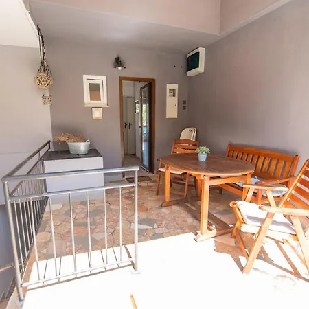 Feriehus Seafront Stone With King Beds, Garden And Balcony *