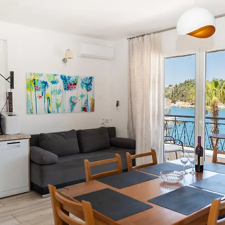 Vakantiehuis Seafront Stone With King Beds, Garden And Balcony