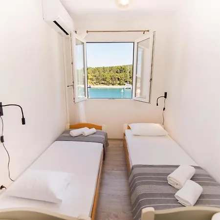 Vakantiehuis Seafront Stone With King Beds, Garden And Balcony Stari Grad (Hvar)