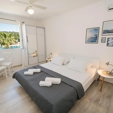Seafront Stone With King Beds, Garden And Balcony * Stari Grad (Hvar)