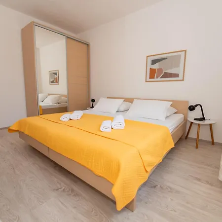 Feriehus Seafront Stone With King Beds, Garden And Balcony Stari Grad (Hvar)