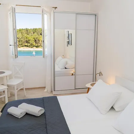 Seafront Stone With King Beds, Garden And Balcony *