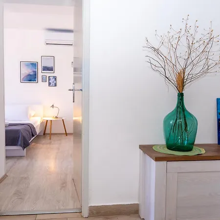 Vakantiehuis Seafront Stone With King Beds, Garden And Balcony Stari Grad (Hvar)