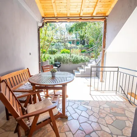 Vakantiehuis Seafront Stone With King Beds, Garden And Balcony Stari Grad (Hvar)