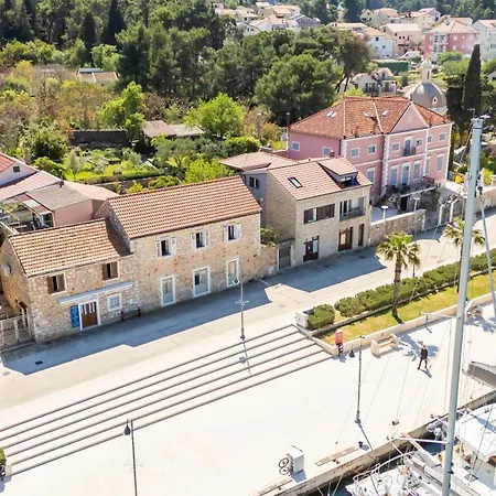 Seafront Stone With King Beds, Garden And Balcony *