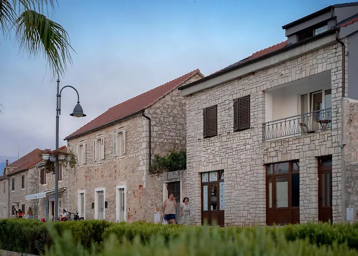 別荘 Seafront Stone With King Beds, Garden And Balcony
