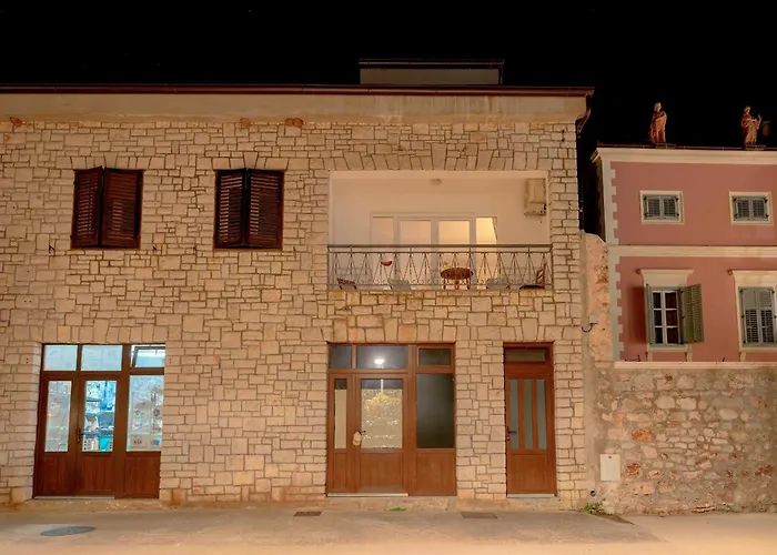Seafront Stone With King Beds, Garden And Balcony スタリー・グラード