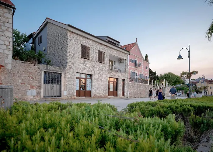 Seafront Stone With King Beds, Garden And Balcony スタリー・グラード