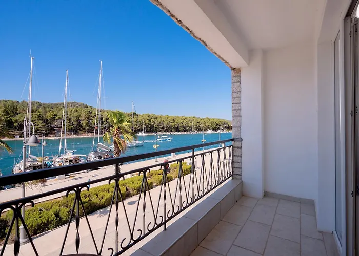Seafront Stone With King Beds, Garden And Balcony * スタリー・グラード