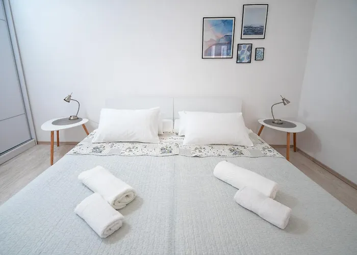 Seafront Stone With King Beds, Garden And Balcony スタリー・グラード