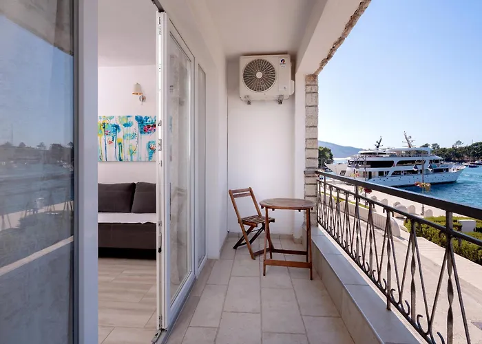 Seafront Stone With King Beds, Garden And Balcony 別荘 スタリー・グラード