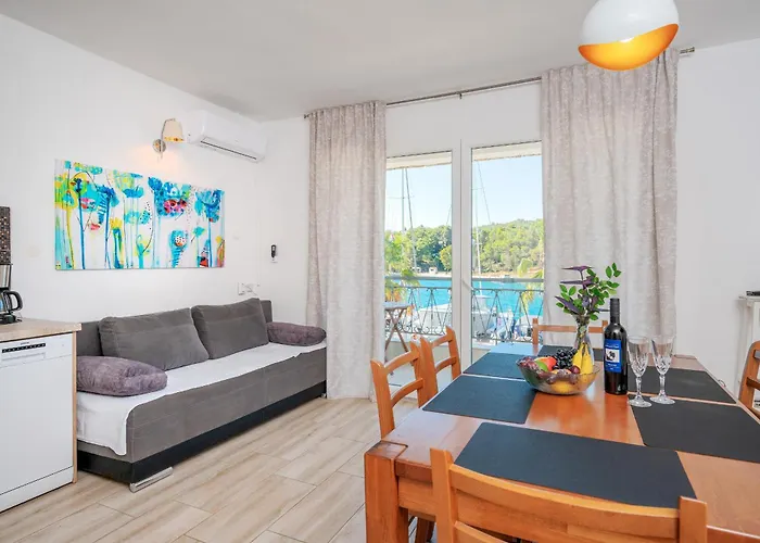 Seafront Stone With King Beds, Garden And Balcony * スタリー・グラード